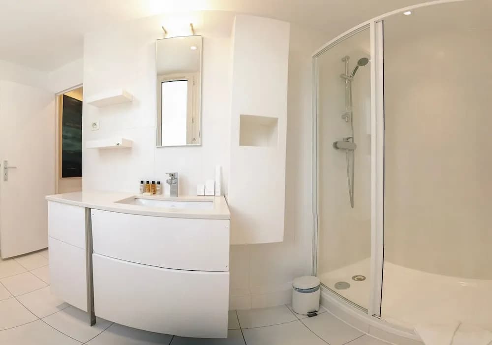 Copernic Right Luminous 2BR Apartment in Paris - photo 9