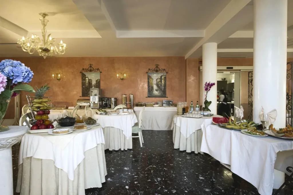 Viktoria Palace Hotel - photo 13