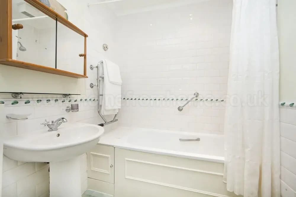 Brunswick Gardens - Cosy Apartment in a Cherry Tree Lined Street- Notting Hill - photo 7