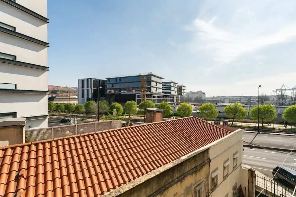 Design Spacious 2bd, 5mins From Lx Factory! - main photo