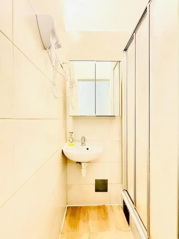 Bright 4BR Apt for 8 Near FAC Platz - photo 8