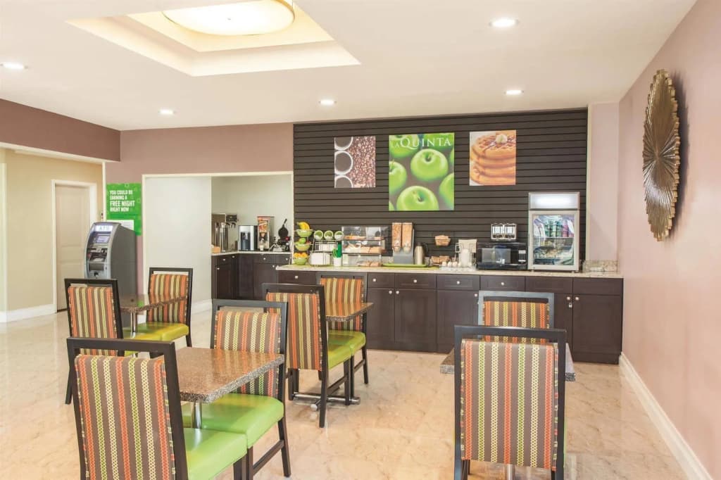 La Quinta Inn & Suites Far Rockaway - JFK Airport - photo 17
