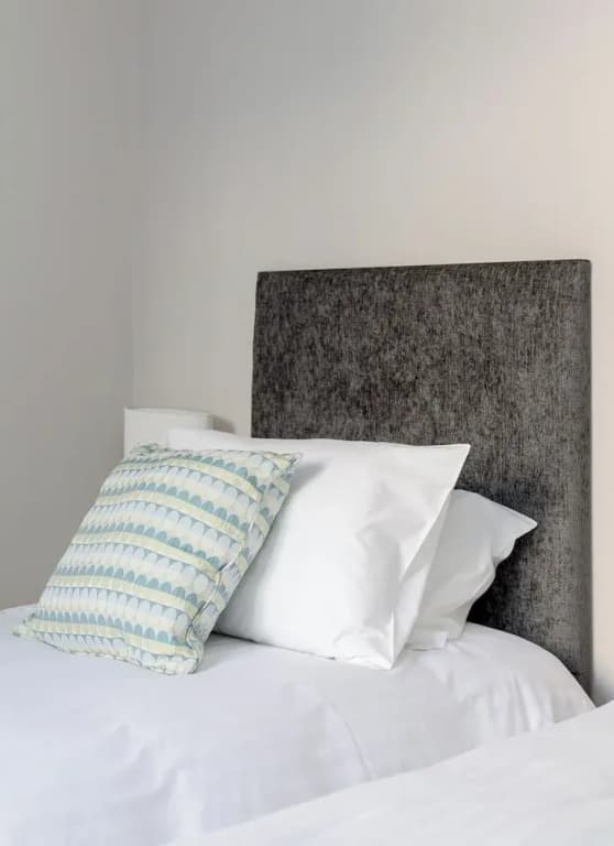Grassmarket Modern Two Bedroom Flat - photo 4
