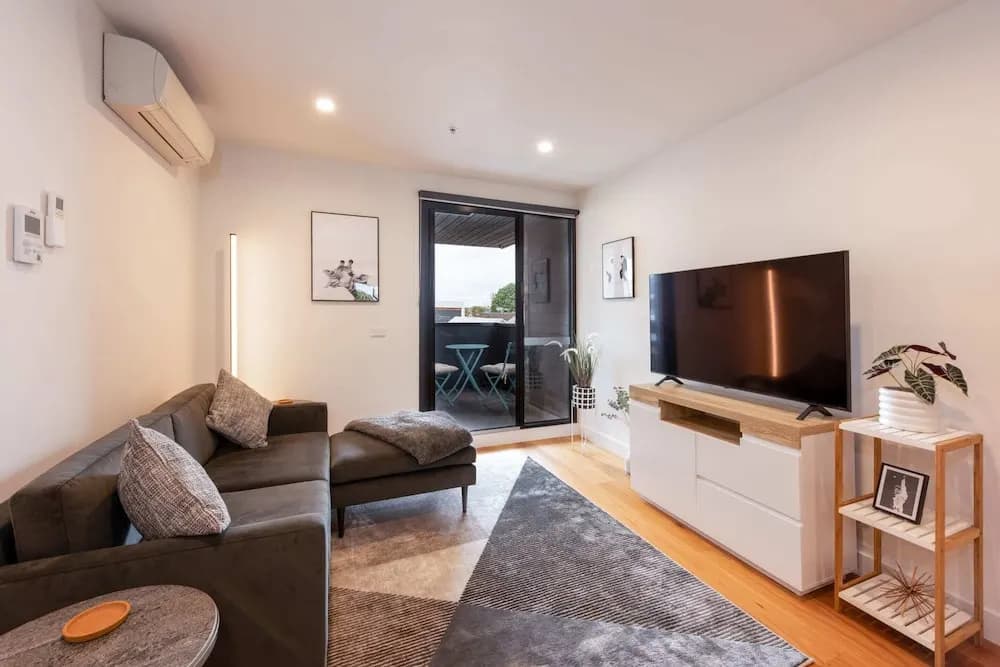 Modern 1 Bedroom Apartment in Brunswick East Near CBD - photo 3