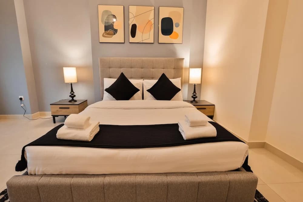 Luxe 1Bed Apt - Balcony & View - main photo