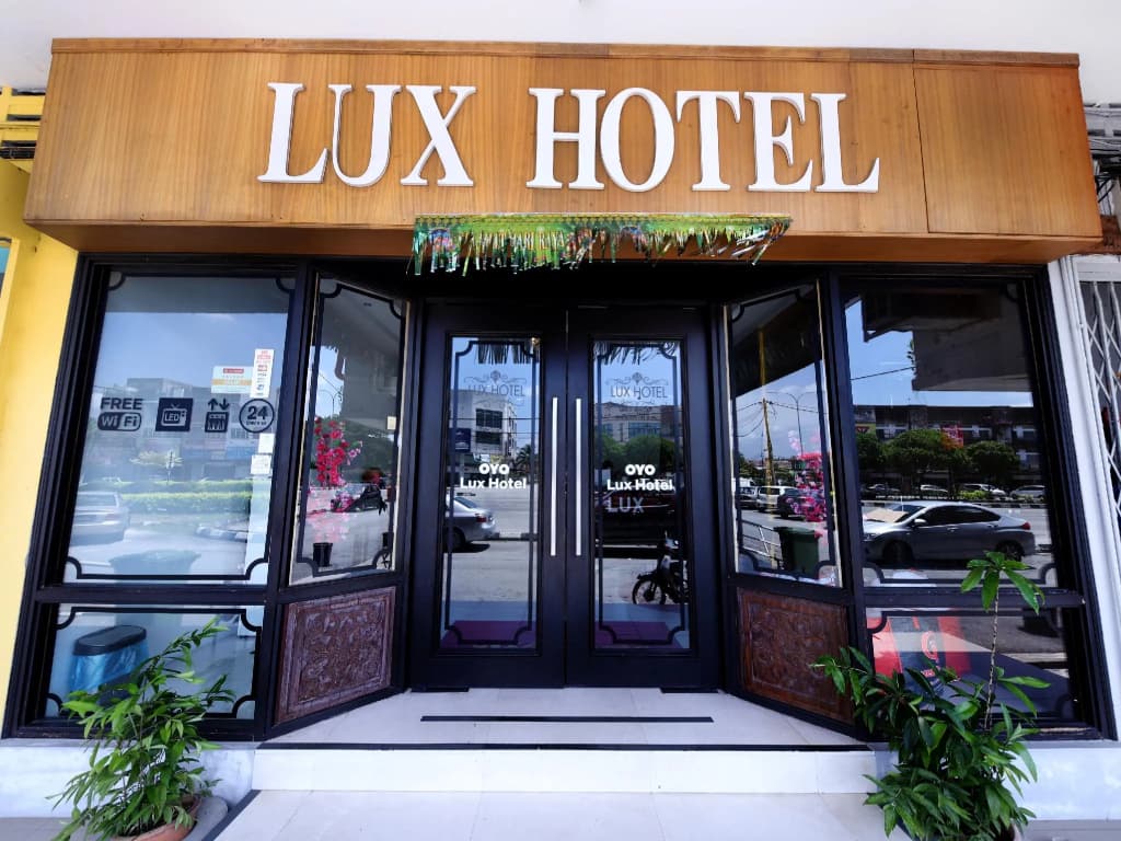 Lux Hotel - photo 1