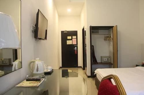 Kingston Executive Hotel - photo 1