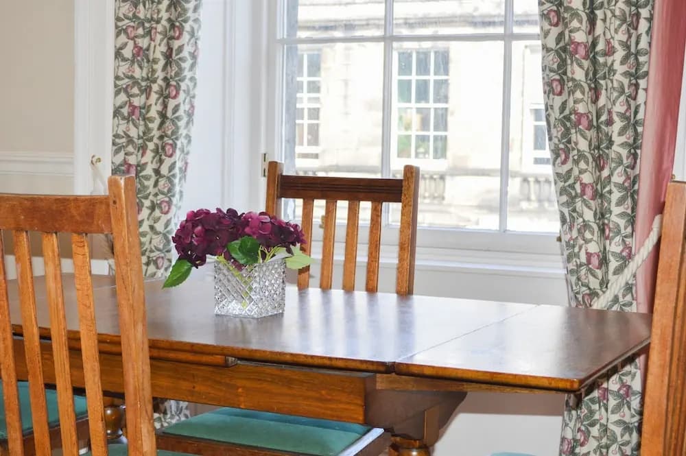2 Bedroom Flat in Central Edinburgh - photo 2