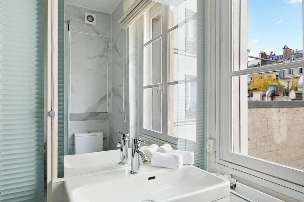 Elegant 2BR Steps to the Louvre - photo 8