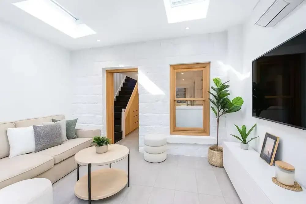 Stylish 4BR City Retreat - photo 14