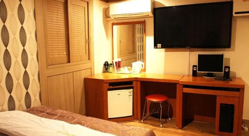 Q Motel - photo 3
