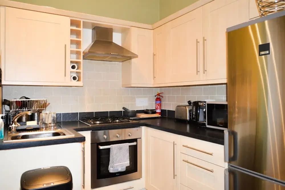 Colourful 1 Bedroom Apartment Near Edinburgh Centre - photo 6