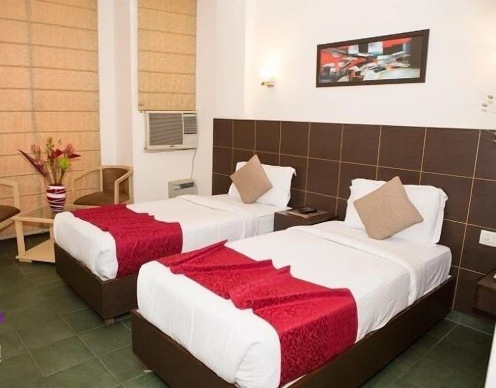 Hotel Crest Inn - photo 4