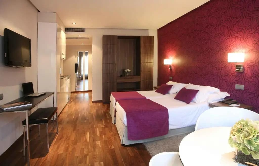 Apartosuites Jardines de Sabatini - photo 4