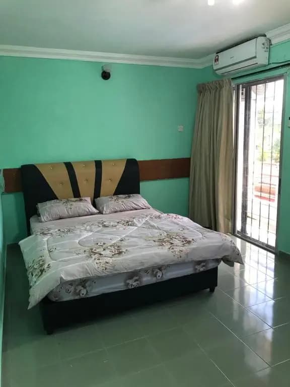 Suria Permai Homestay - photo 4