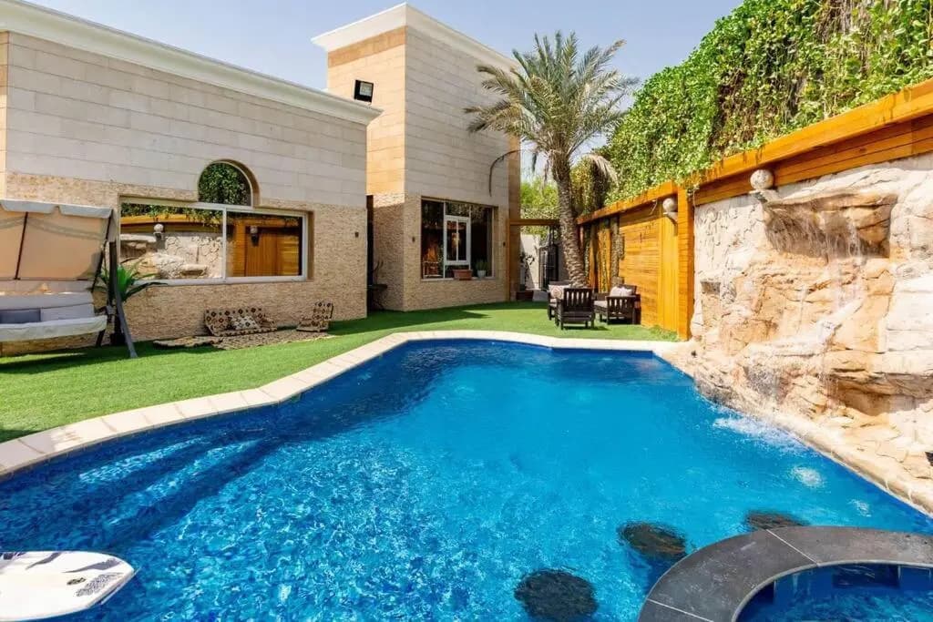 Cheerful 5-Bedroom Villa with Pool - photo 13