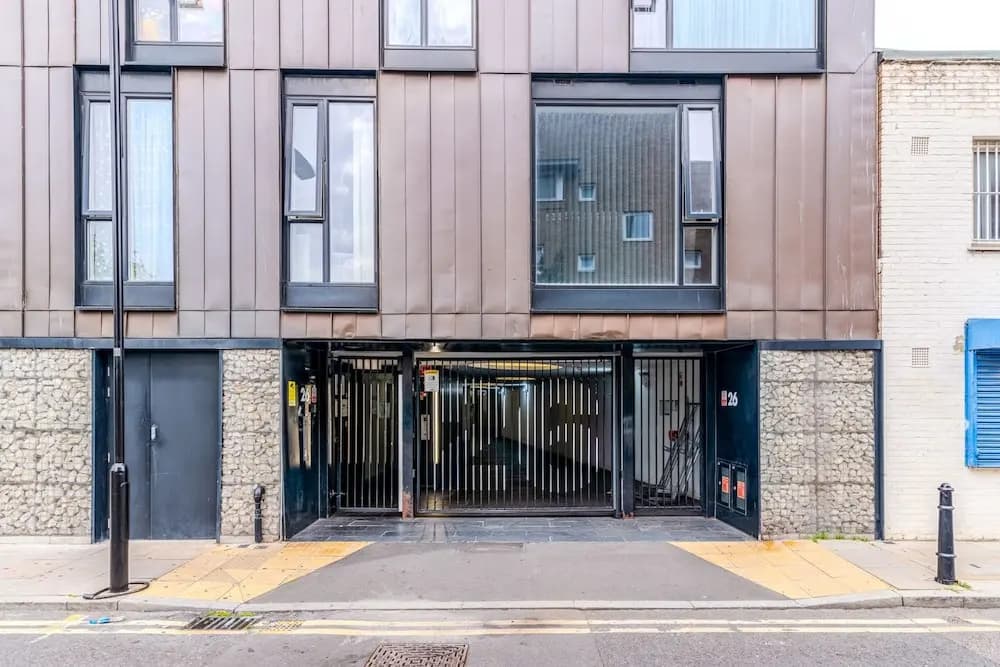 Beautiful Canal-side Flat in Hackney - photo 1