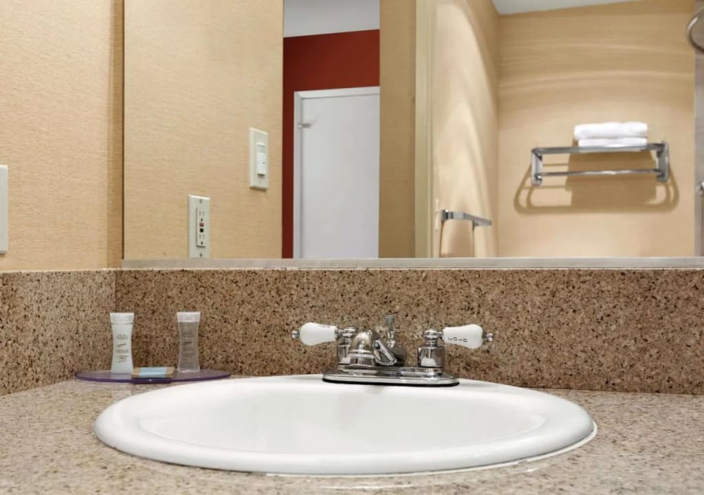 Travelodge Inn & Suites by Wyndham Gardena CA - photo 5