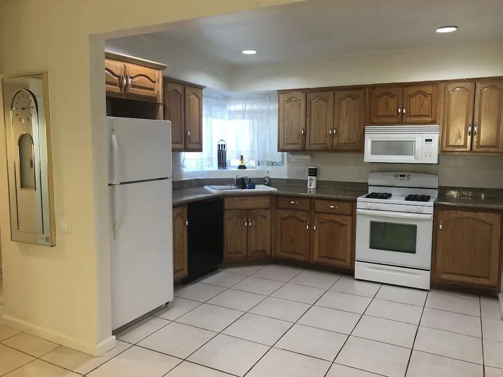 Comfy 3 Bedroom Home - photo 18