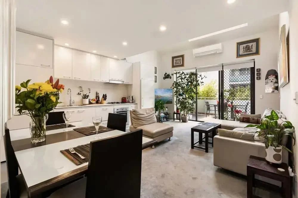 Poolside Apartment Opposite Redfern Park - photo 15