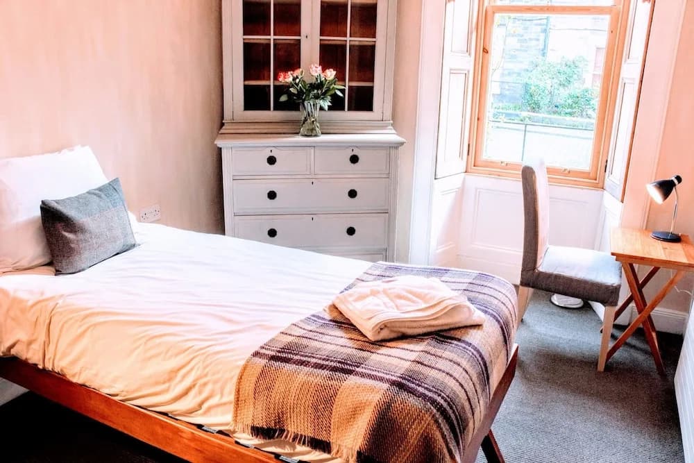 2 Bedroom Flat In City Centre - photo 2
