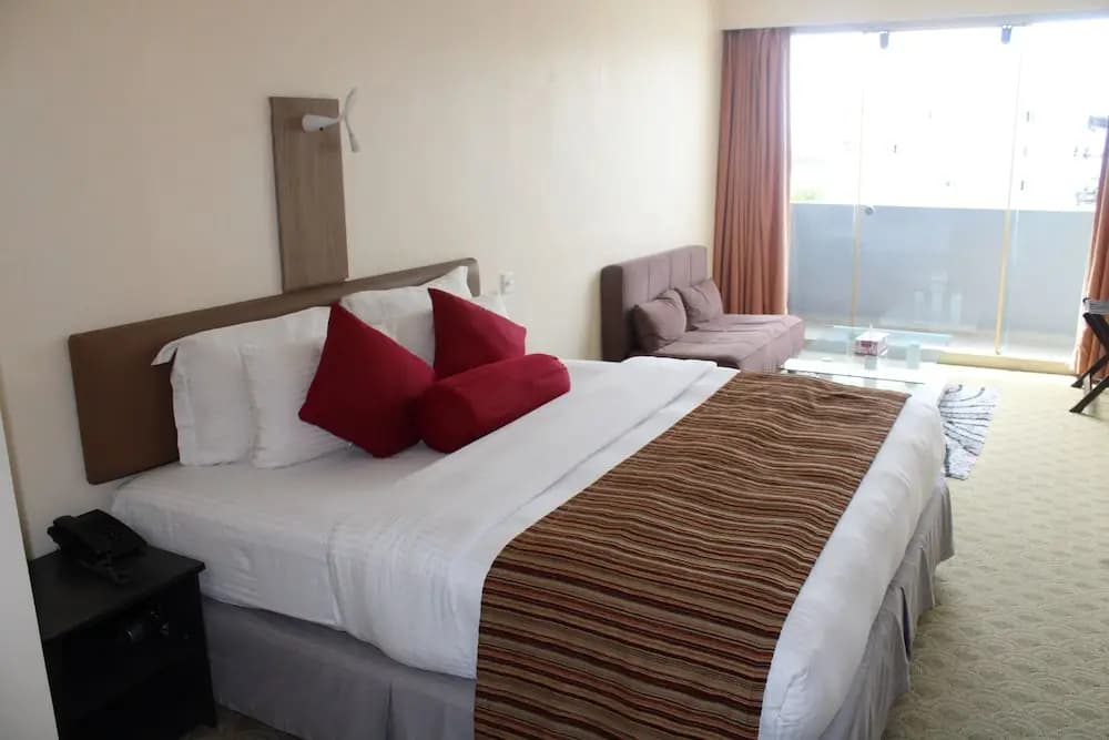 Beehive Central Hotel - photo 15