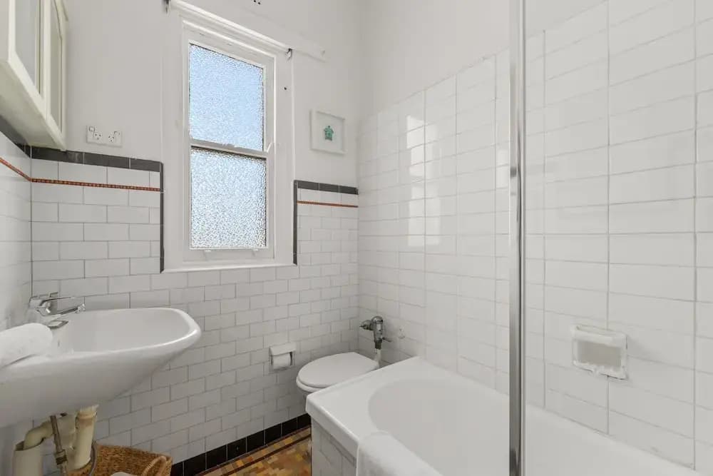 Charming 1-bed Apartment in Neutral Bay - photo 8