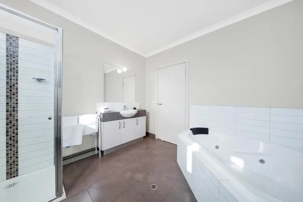 Moonlight Bay Apartments - photo 10