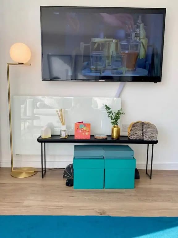 Stylish and Chic 1 Bedroom Apartment in Canning Town - photo 8