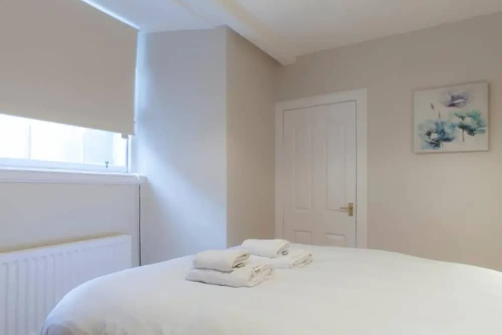 2 Bedroom Flat In West End - photo 2