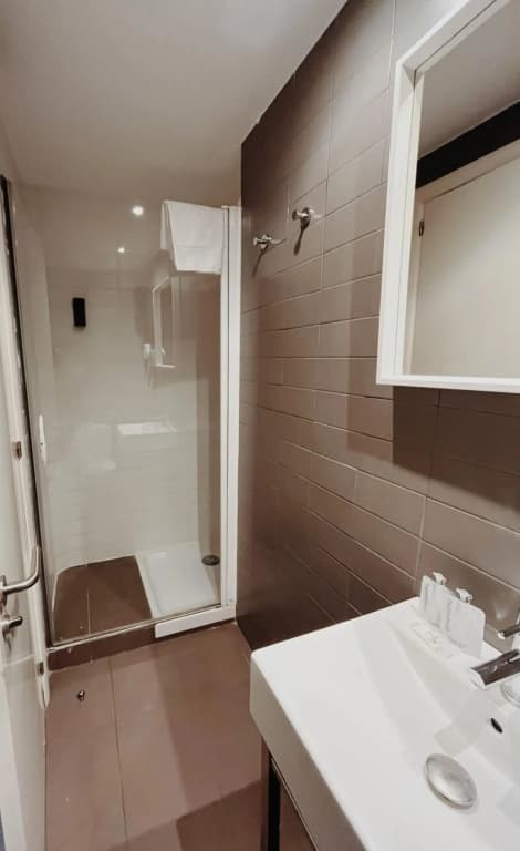 Hostal Express by gaiarooms - photo 10