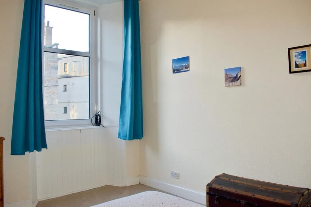 1 Bedroom Central Edinburgh Flat - photo 4