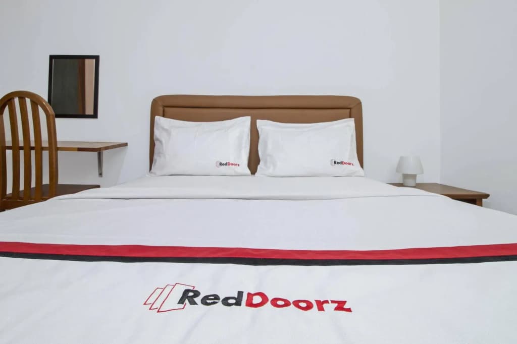 RedDoorz @ Petojo - photo 6