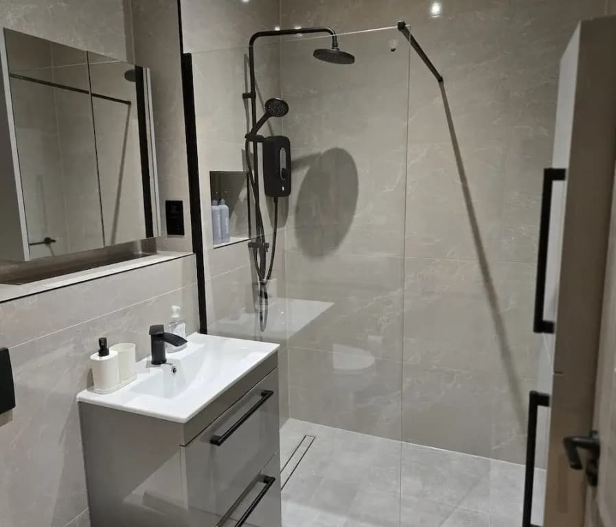 Finchley Stylish 1-Bed | Great Location - photo 6