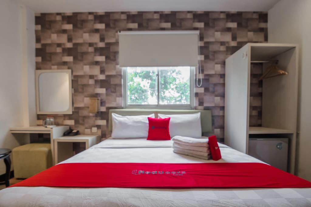 RedDoorz Plus near Mangga Besar Station 2 - photo 4