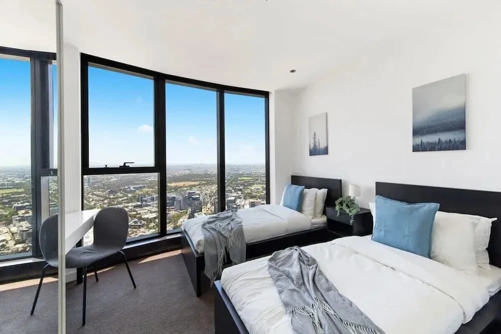Lovely 3BR Apt With Panoramic Views, Free Parking - photo 3