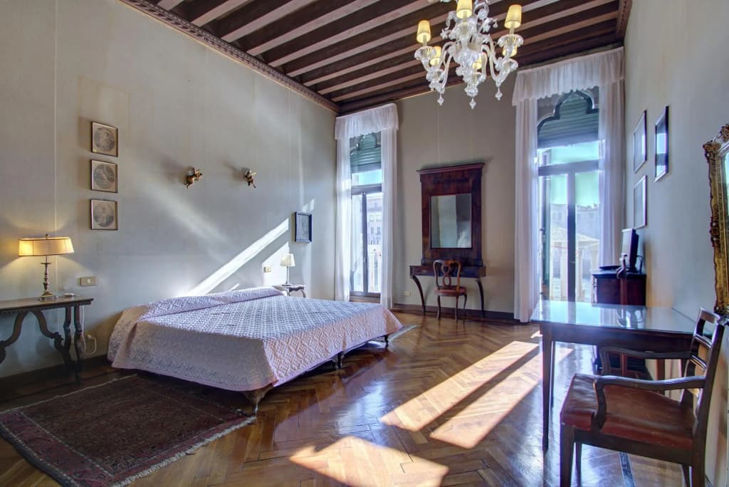 PANORAMIC 9 WINDOWS OVER GRANDCANAL, 3 bed, 2 bath - photo 3