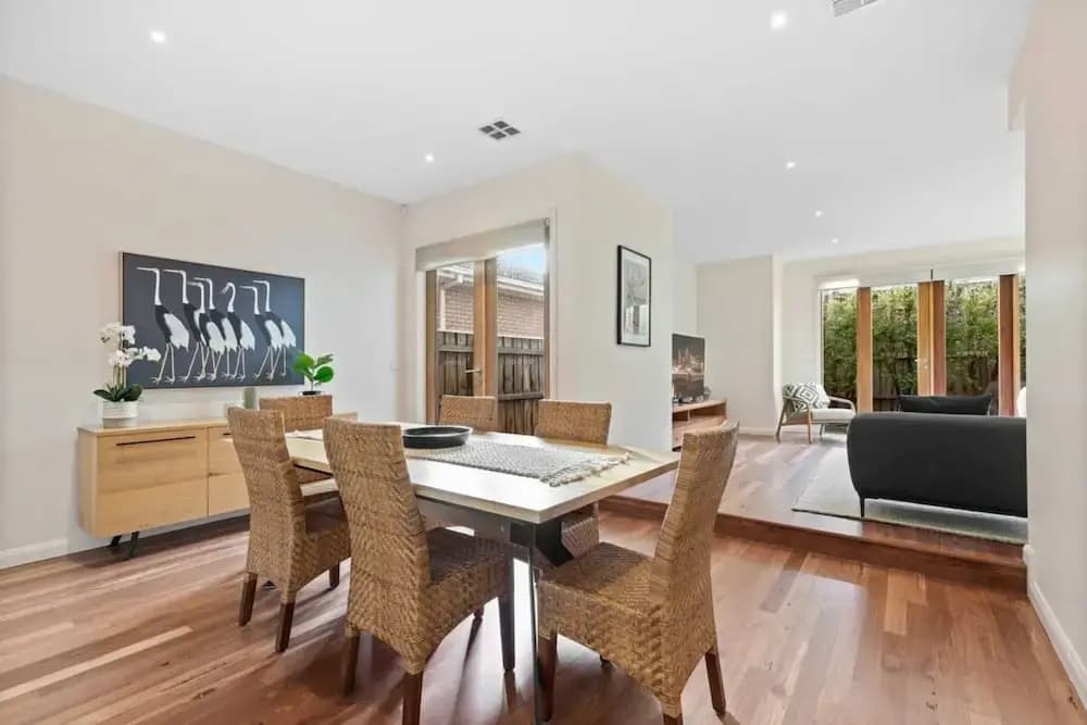 Chic 2-bed Home By Bustling Shops - photo 12