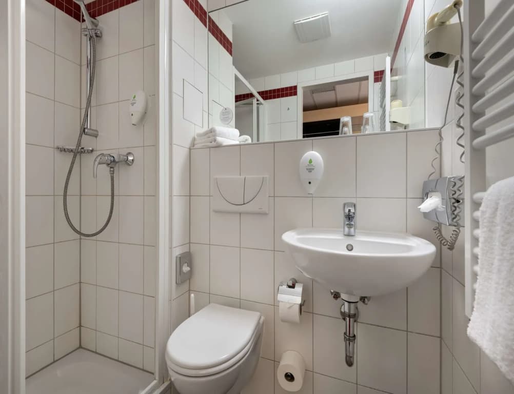 Premier Inn Berlin City Süd - photo 9