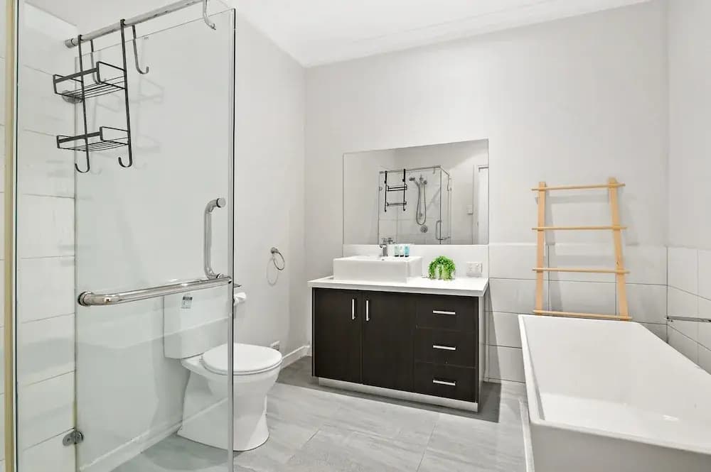 Spacious 5-bed Home With Pool in Glen Iris - photo 15