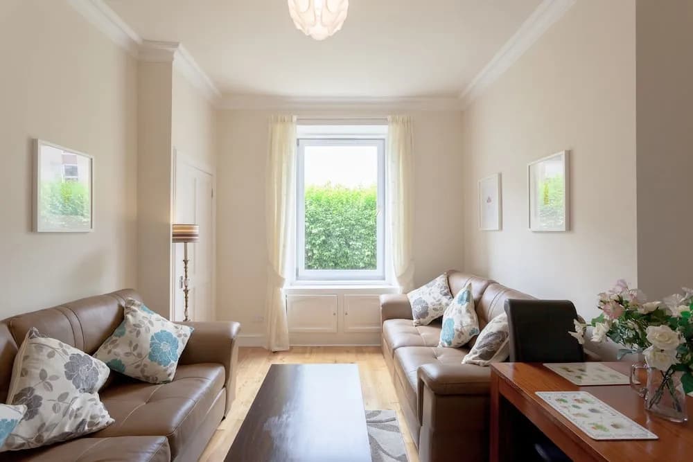 1 Bedroom Traditional Leith Flat - photo 3