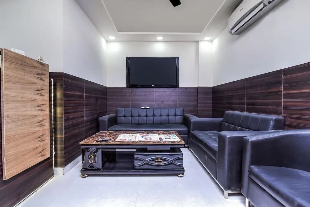 OYO 24236 Q Hotel - photo 10