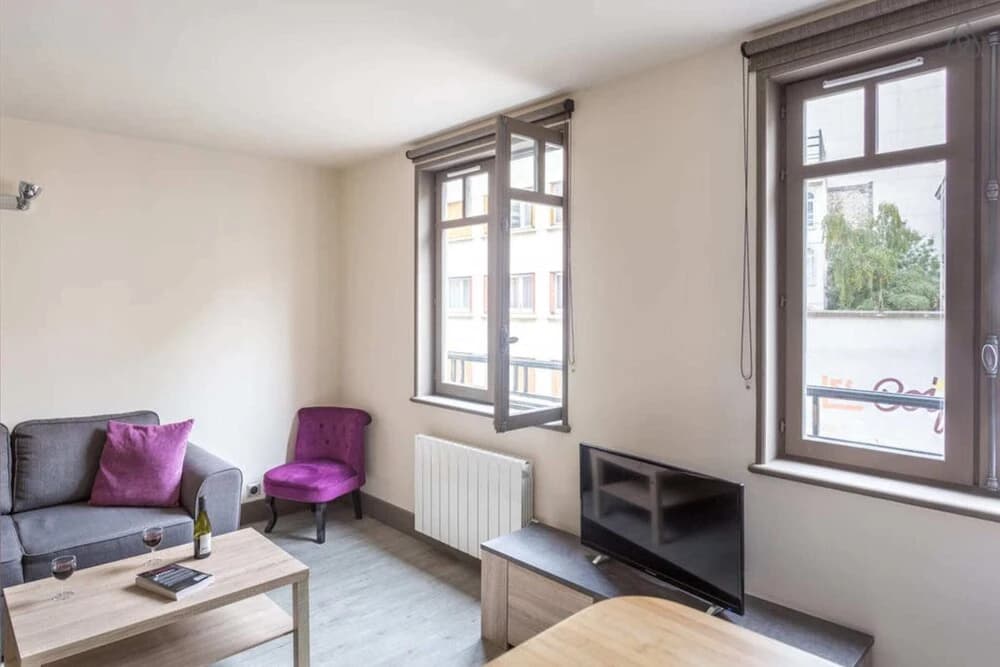 Bright Renovated Parisian Apartment - photo 1