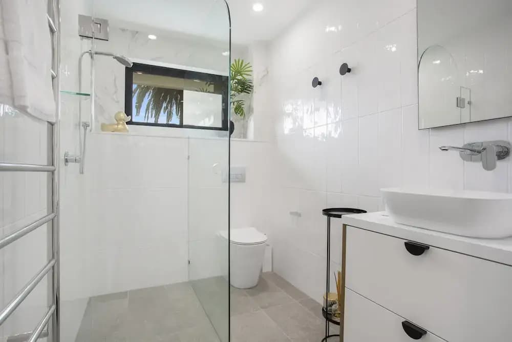 North-east Facing Modern 2-bed Apartment - photo 14