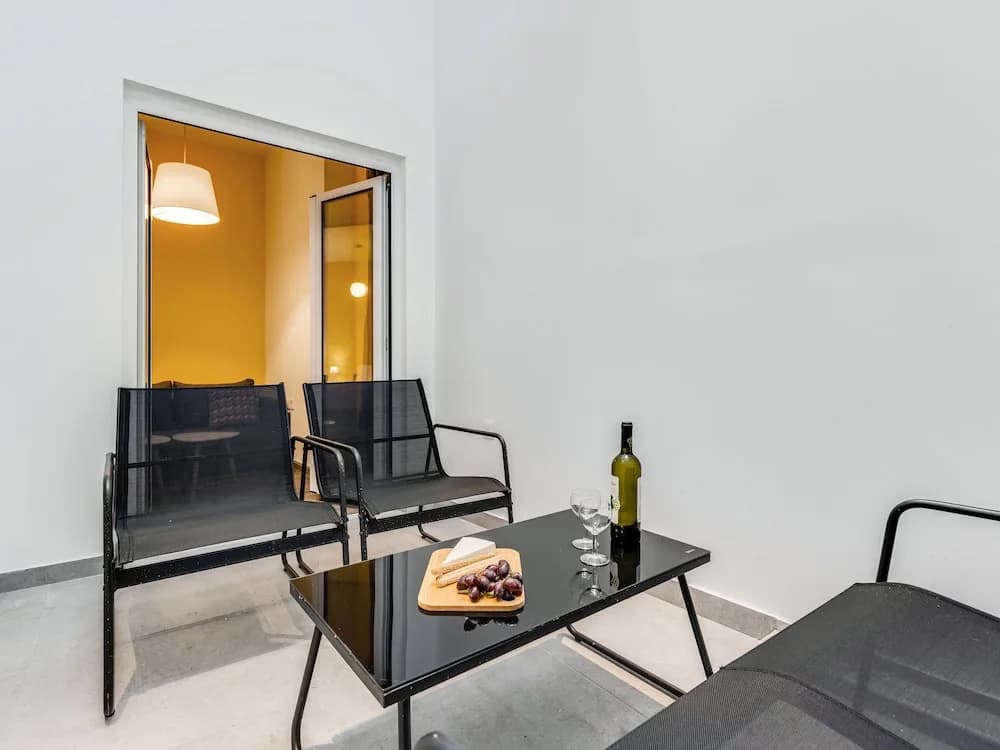 Sanders Home Suites - Charming Windowless Studio - photo 5