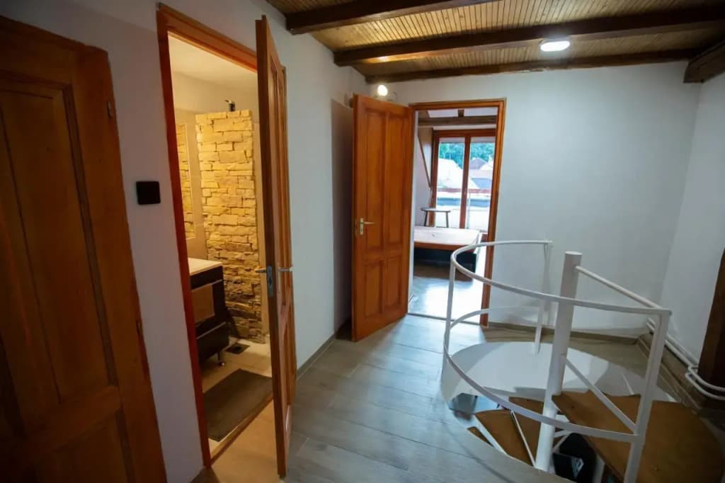 Spacious 2BR flat in the centre with the best view - photo 3