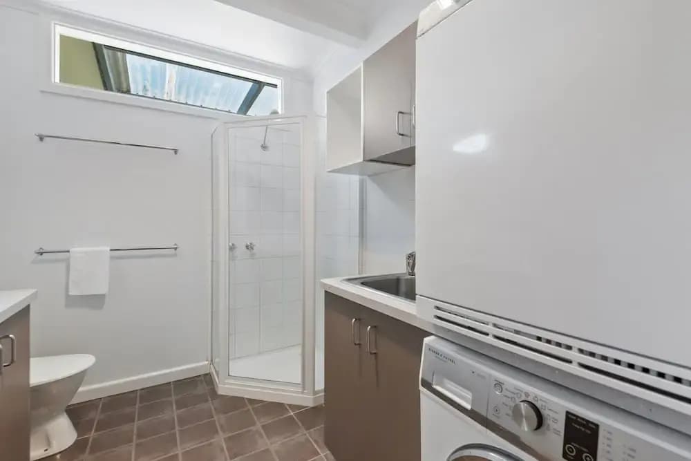 Spacious Coastal 4-bed Steps From the Sand - photo 15
