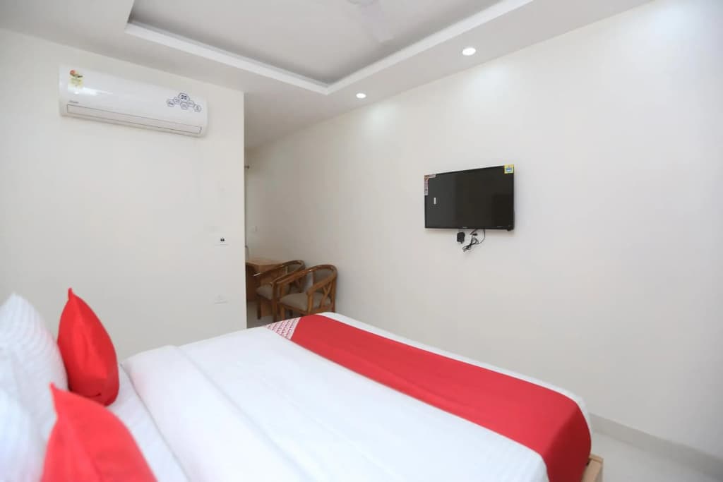 Capital O 18853 Hotel Mega - photo 3