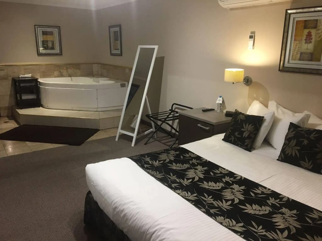 Eltham Gateway Hotel - photo 2