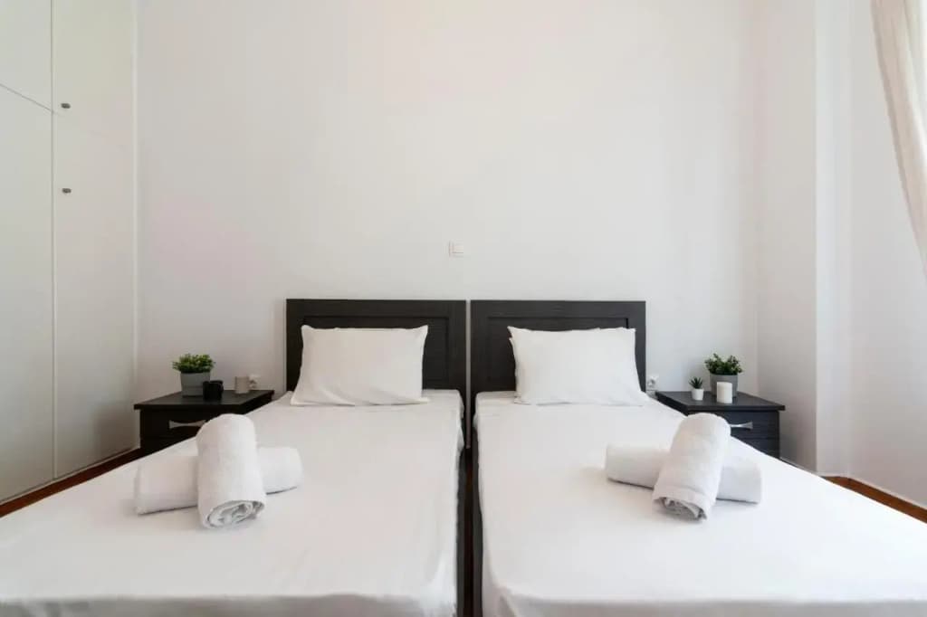 Modern 2BD apt in Athens , 3-min metro - photo 3